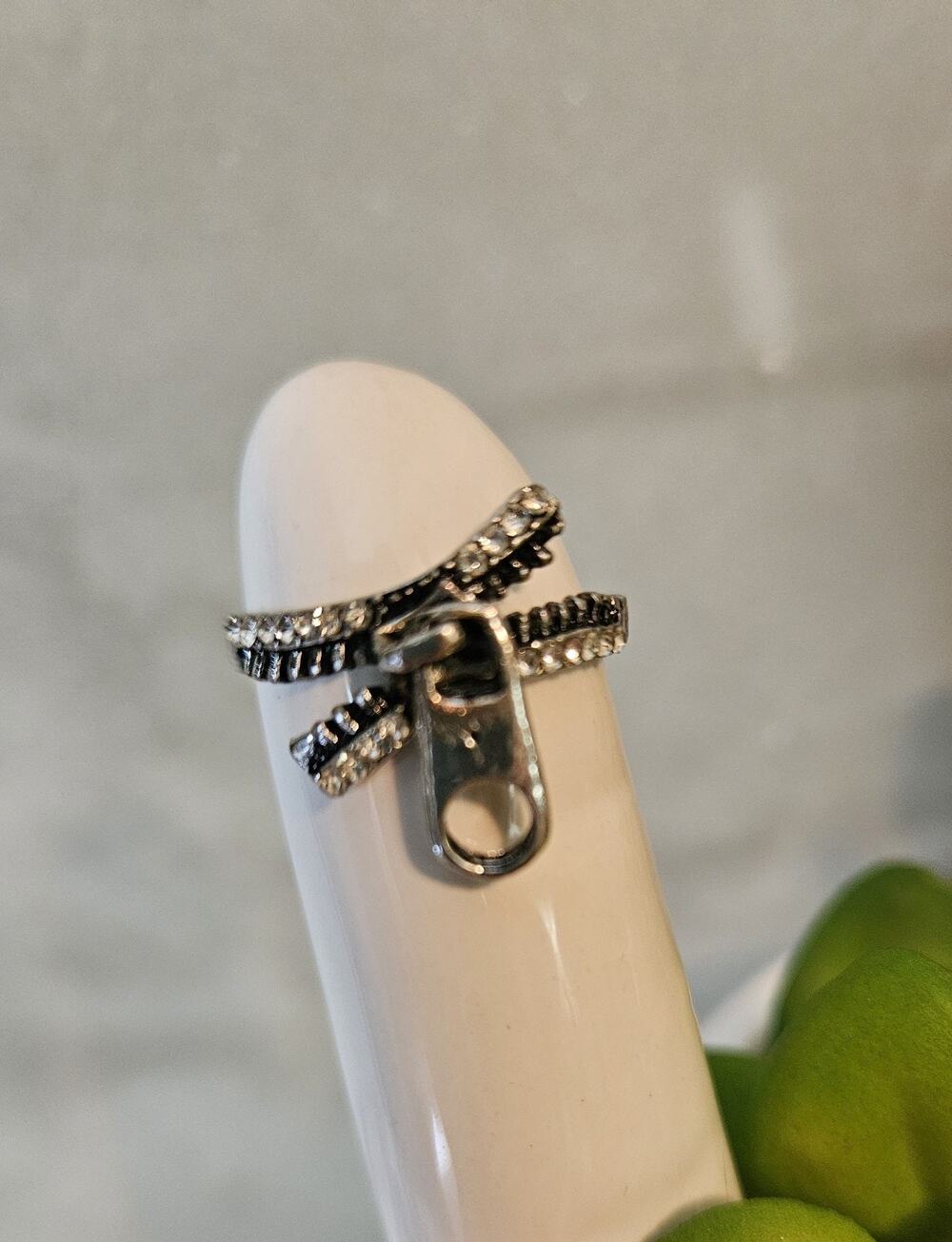 Silver Tone Zipper Design Band Ring Metal Small Stones Size 8 Pre-Owned